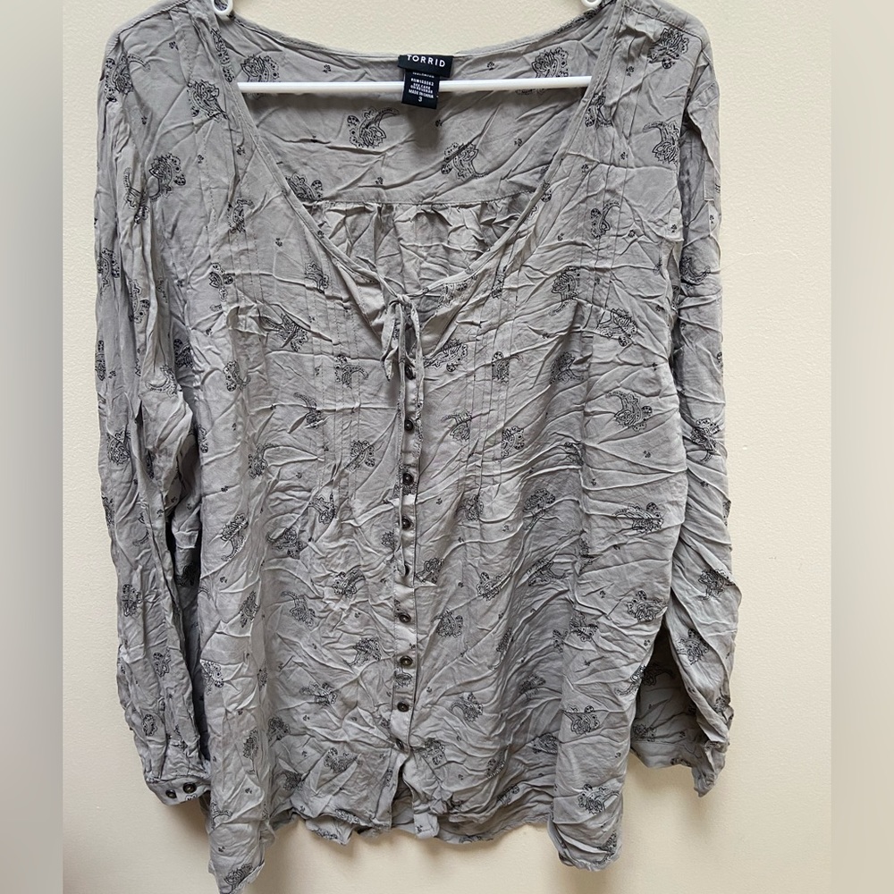 Torrid Gray Long Sleeve Button Down Top with Paisley Print – Size 3